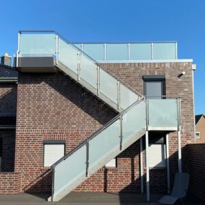 Stahltreppe feuerverzinkt mit Glas als Füllung