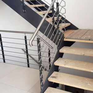 Stahltreppe- Pulverbeschichtet mit Edelstahlgeländer