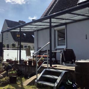 Terrassenüberdachung aus Alumium mit VSG klarer Optik