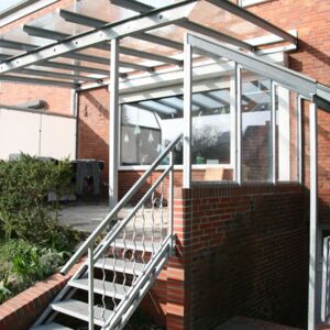 Terrassenüberdachung aus Stahl-feuerverzinkt mit VSG-Glas-und Außentreppe