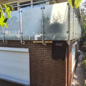 Terrassengeländer Stahl-feuerverzinkt mit Glashaltern & VSG Glas als Sichtschutz