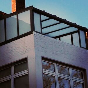Terrassenüberdachung mit festen Glaselementen