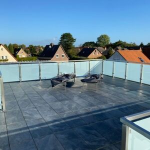 Dachterrasse aus Edelstahl mit Glas als Füllung